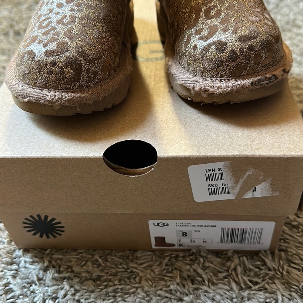 UGG - Picture 2 of 6
